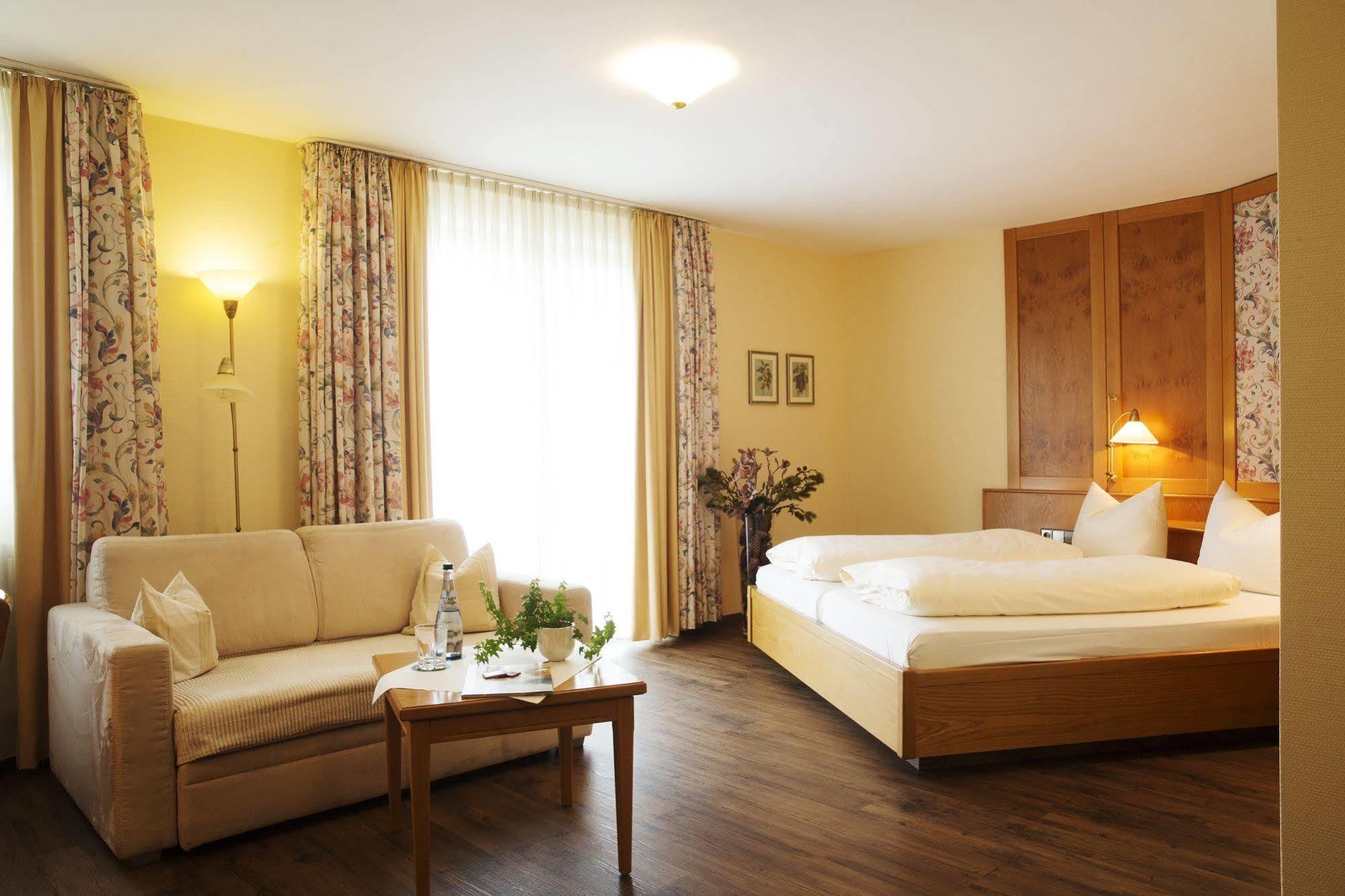 Hotel & Restaurant Dornweiler Hof Illertissen Eksteriør billede