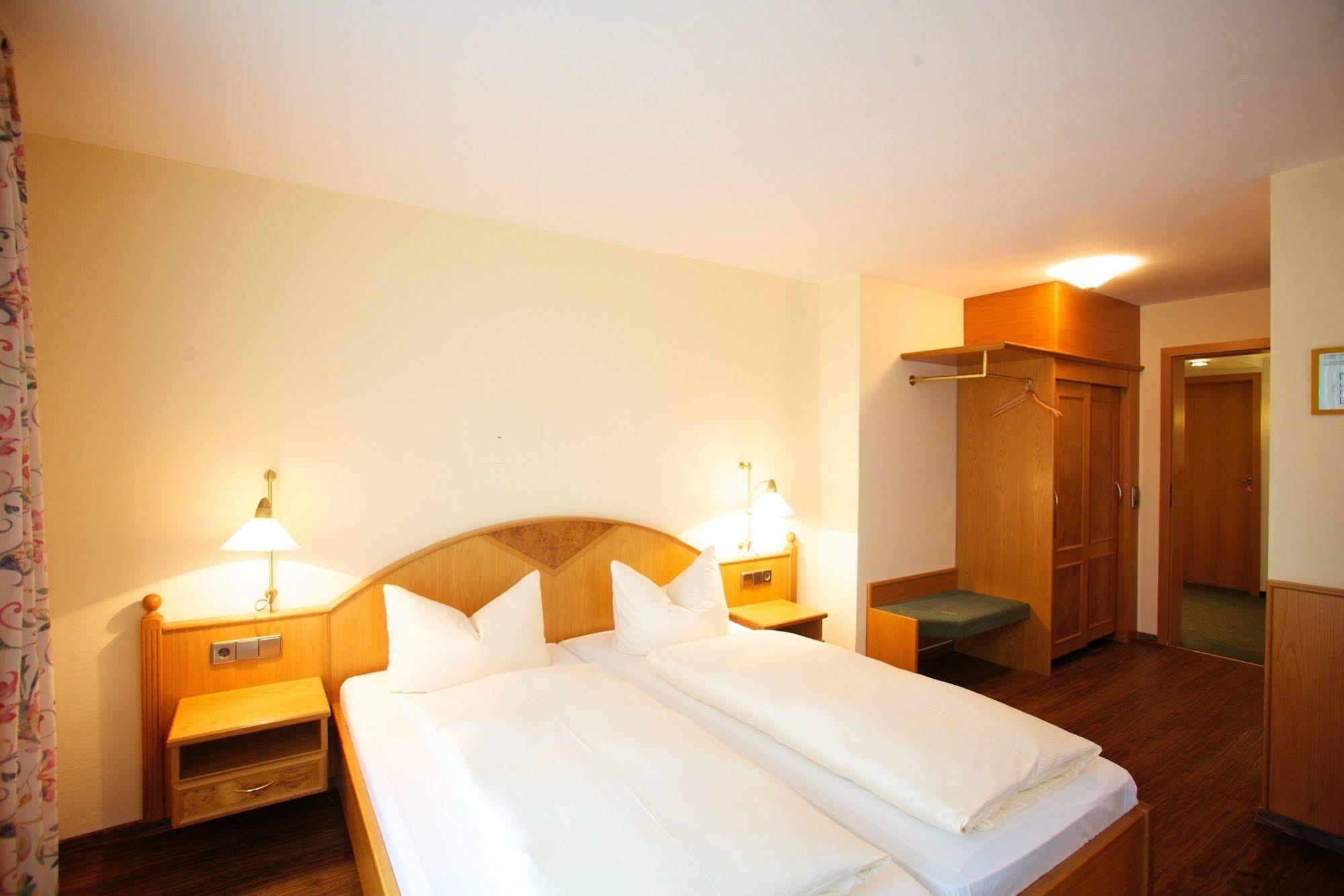 Hotel & Restaurant Dornweiler Hof Illertissen Eksteriør billede