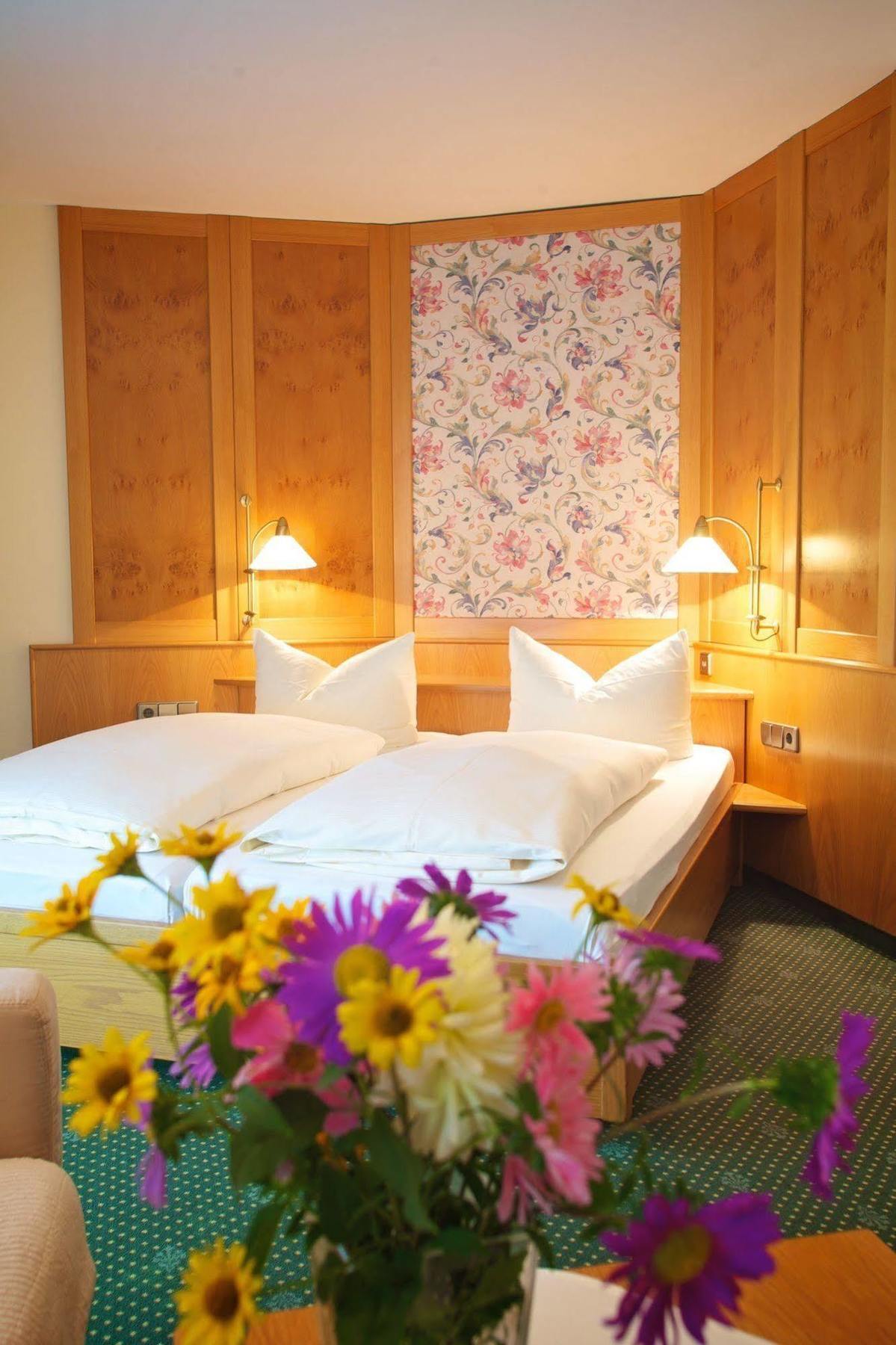 Hotel & Restaurant Dornweiler Hof Illertissen Eksteriør billede